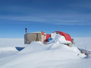 Snowbound on the ice sheet (photo: CC)