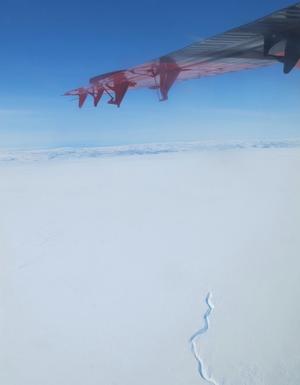 Twin Otter wing over Greenland (photo: CC)